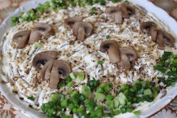 Фото: Салат мясной с грибами и черносливом