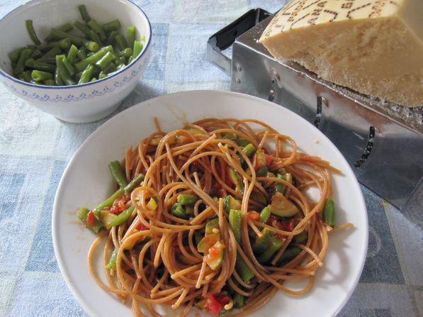 Фото: Спагетти интеграле с овощным соусом и стручковой фасолью