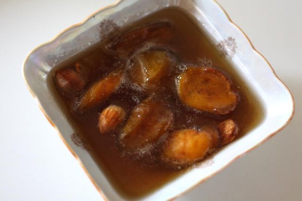 Фото: Абрикосовое варенье с ядрами абрикосовых косточек.