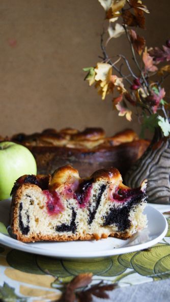 Фото: Маковый сливово-яблочный пирог