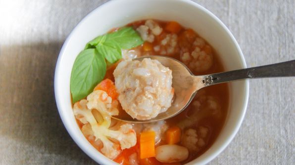 Фото: Суп с цветной капустой, фасолью и фрикадельками