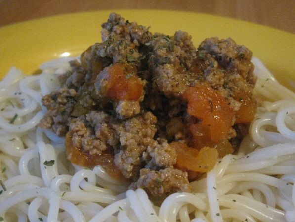 Фото: Спагетти с томатным соусом или куриной поджаркой