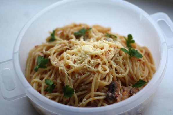 Фото: Спагетти с грибами в сметанном соусе.
