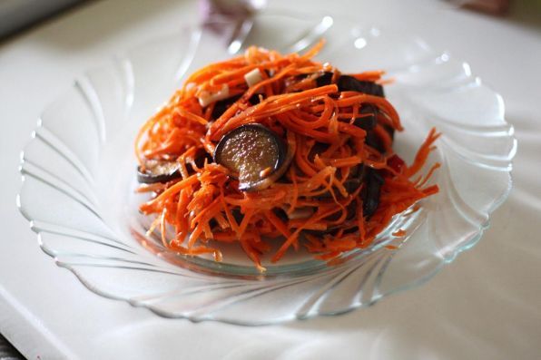 Фото: Закуска из баклажанов и моркови.
