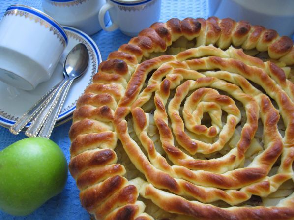 Фото: Дрожжевой пирог с яблоками и изюмом