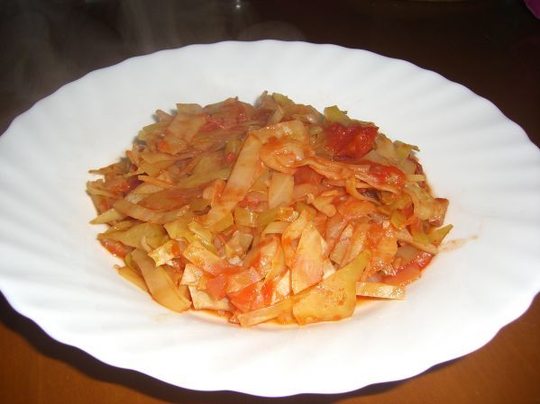 Фото: Капуста, тушеная в духовке под томатно-луковым соусом