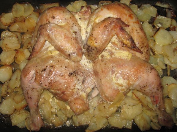 Фото: Маринованый цыпленок с картошкой.