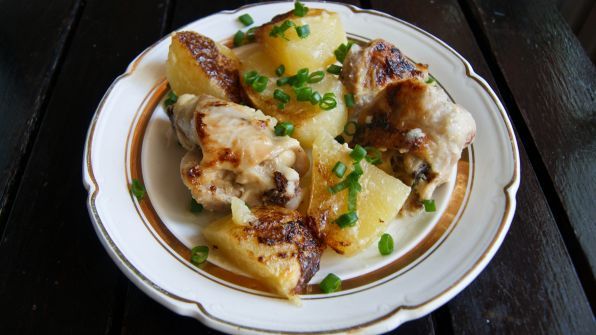Фото: Курица, запеченная с картошкой, под соусом