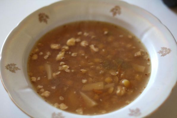 Фото: Гороховый суп с грецкими орехами.