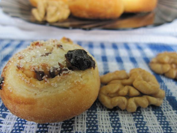 Фото: Печенье «Улитки» с изюмом и орехами