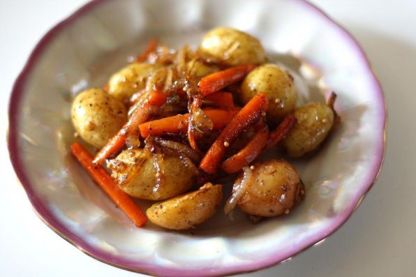 Фото: Карамельный картофель с овощами.
