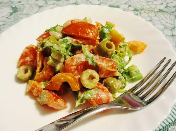 Фото: Овощной салат с сырно-томатной заправкой