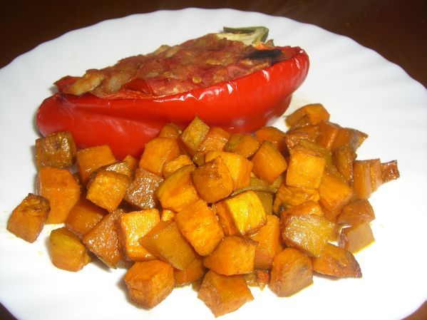 Фото: Картофель, жареный в духовке с розмарином и специями.