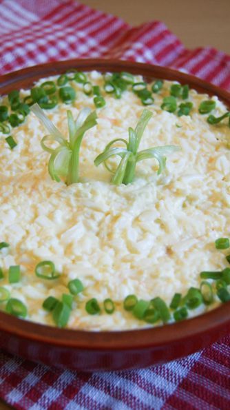 Фото: Салат слоеный с плавленым сыром и майонезом