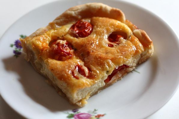 Фото: Пирог с омлетом и помидорами.