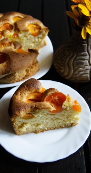 Фото: Бисквитный пирог с абрикосами