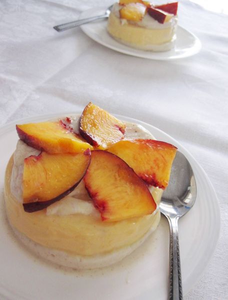 Фото: Десерт из рикотты с бананом и персиком